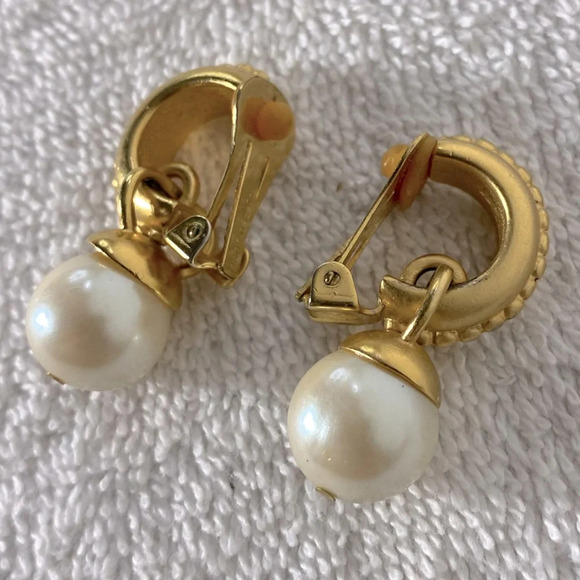 Vintage Gold Tone W Faux Pearls Clip On Earrings - Picture 6 of 9